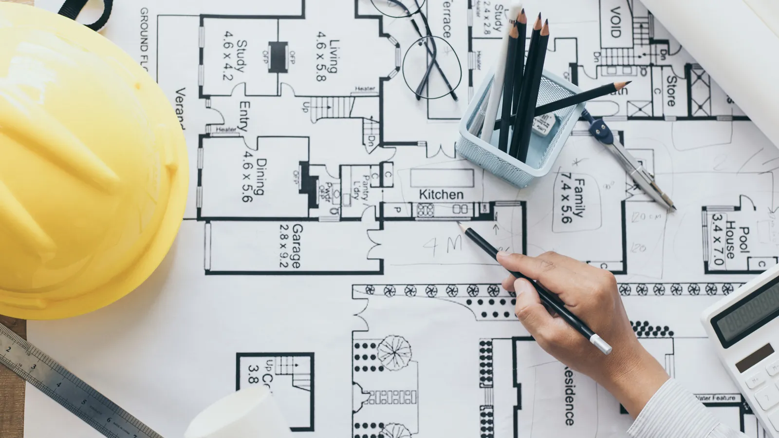 Plano arquitectónico sobre una mesa de proyecto
